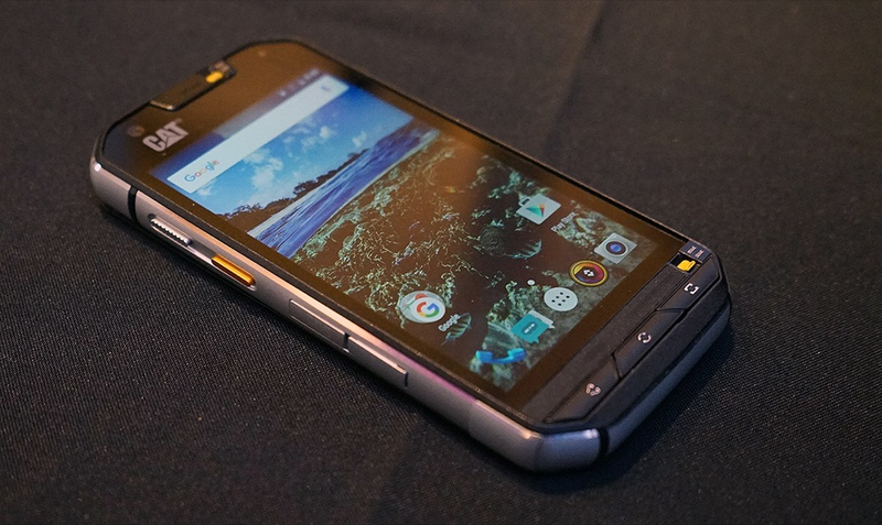 Illustration for article titled CAT S60 Hands-On: The Phone That Lets You See Like Predator Is Awesome